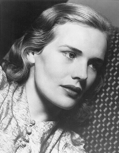 Frances_Farmer_-_Golden_Boy_publicity_shot