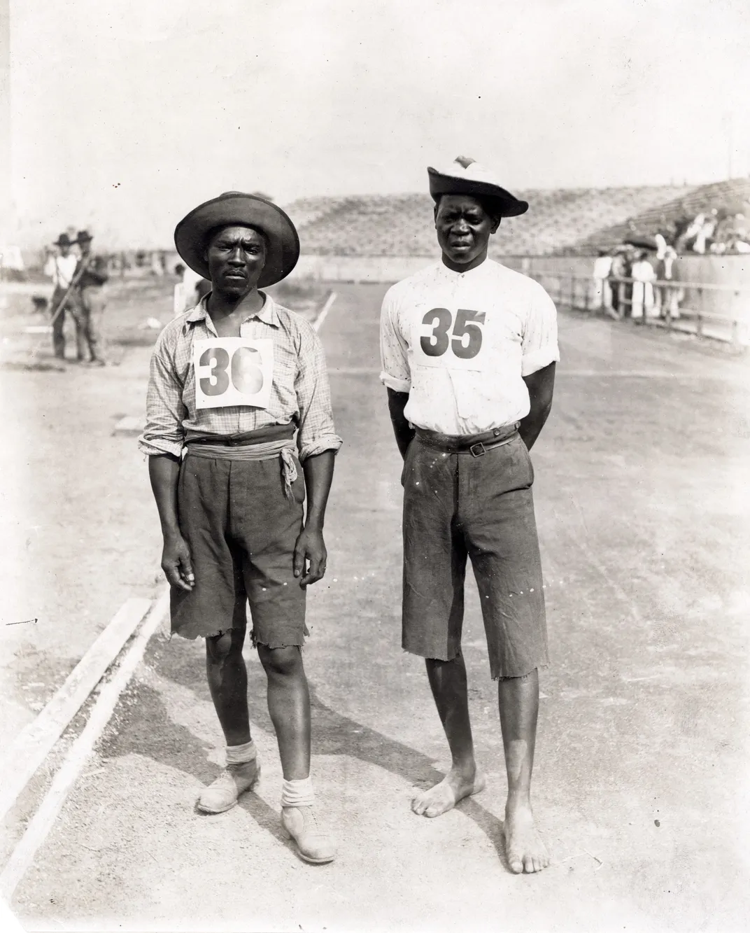 4096px-1904_olympic_marathon_participants_len_tau_left_and_jan_mashiani_of_the_tswana_tribe_of_south_africa