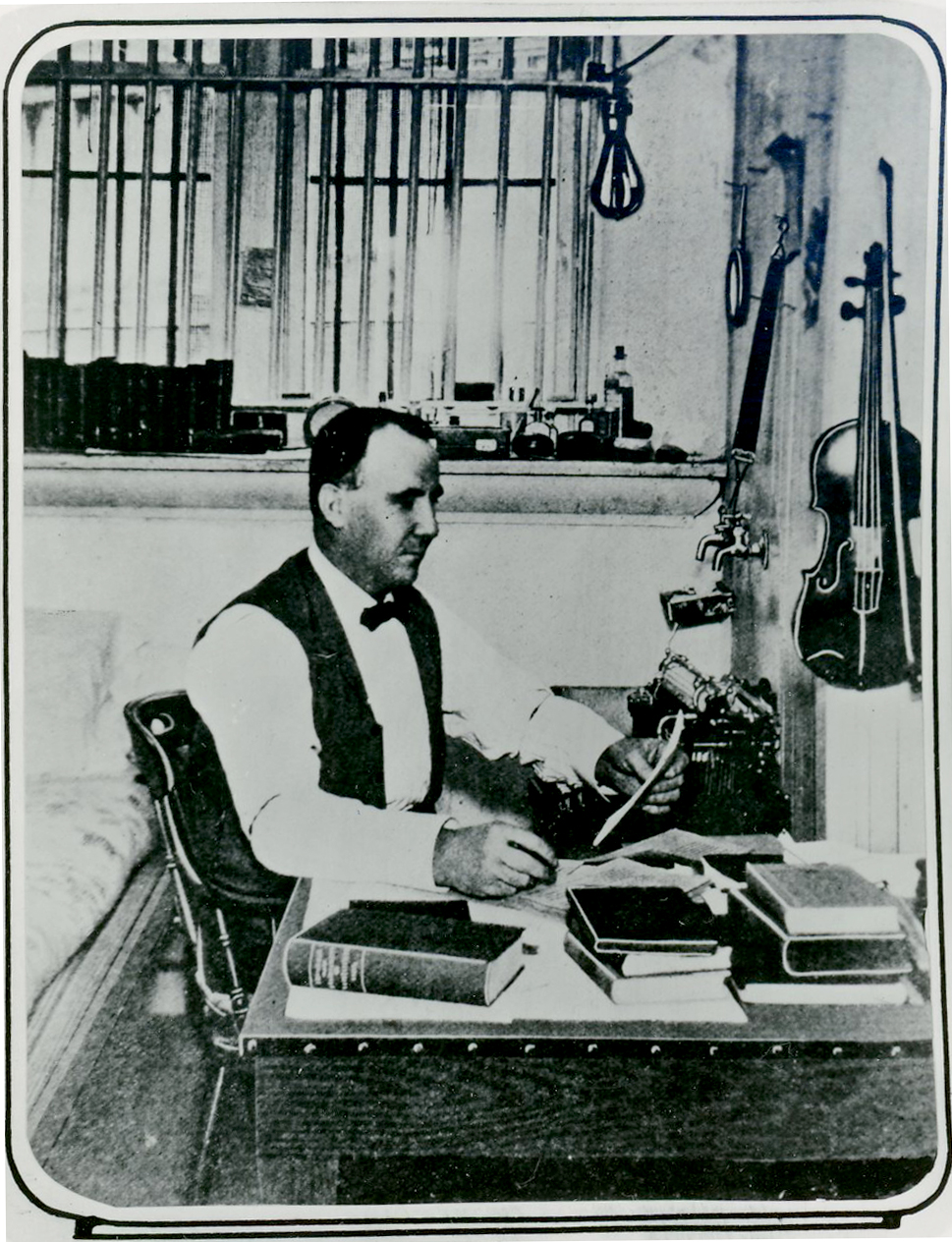 Puter_at_work_in_his_cell_on_looters_of_the_public_domain_1906_014320_s